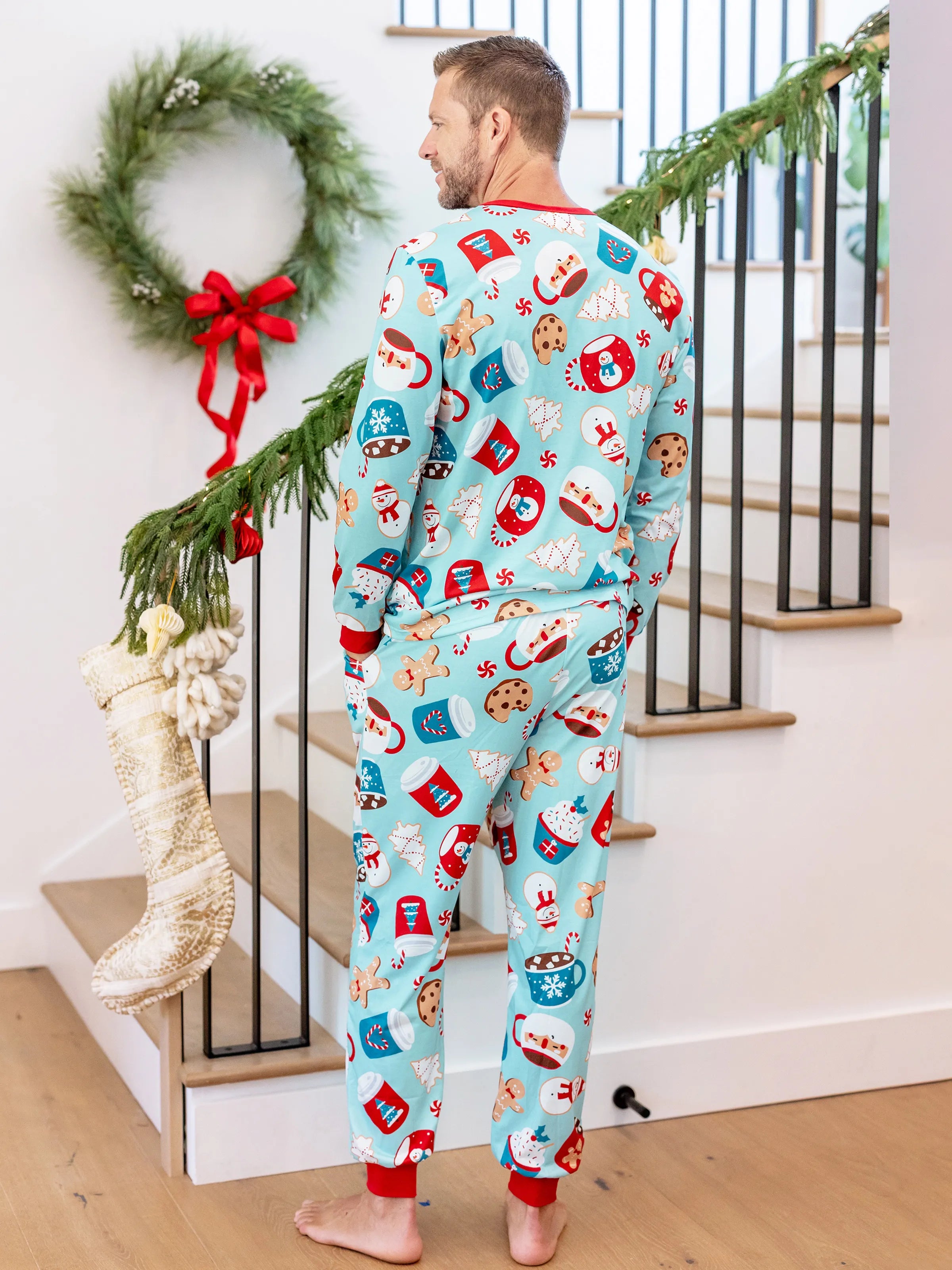 BlueGinger | Weihnachts Familien Pyjama Set Lebkuchenmuster Blau Rot mit Hellblauen Socken