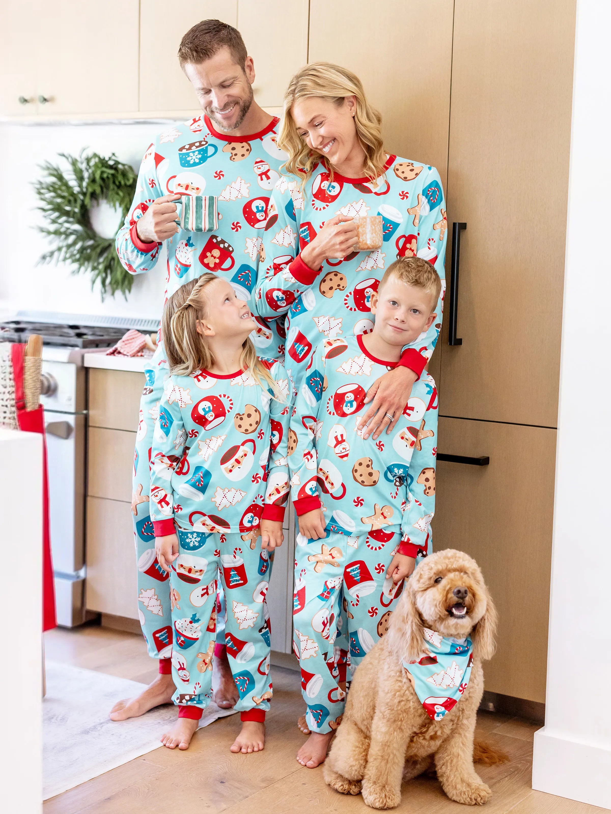 BlueGinger | Weihnachts Familien Pyjama Set Lebkuchenmuster Blau Rot mit Hellblauen Socken