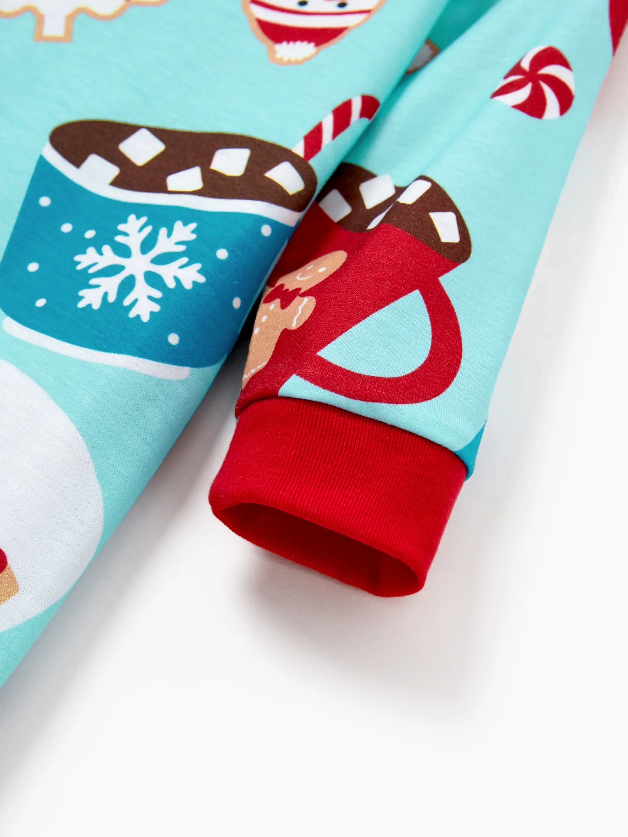 BlueGinger | Weihnachts Familien Pyjama Set Lebkuchenmuster Blau Rot mit Hellblauen Socken