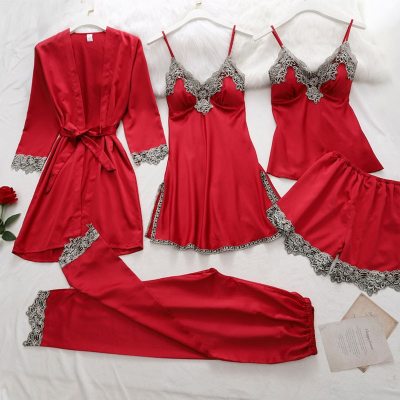 Zarte Seiden-Pyjama-Set