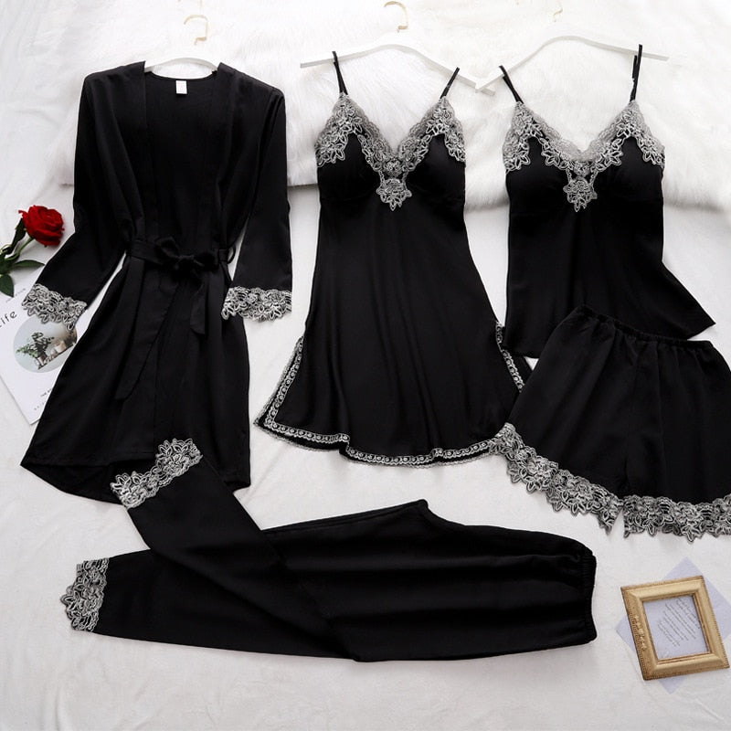 Zarte Seiden-Pyjama-Set