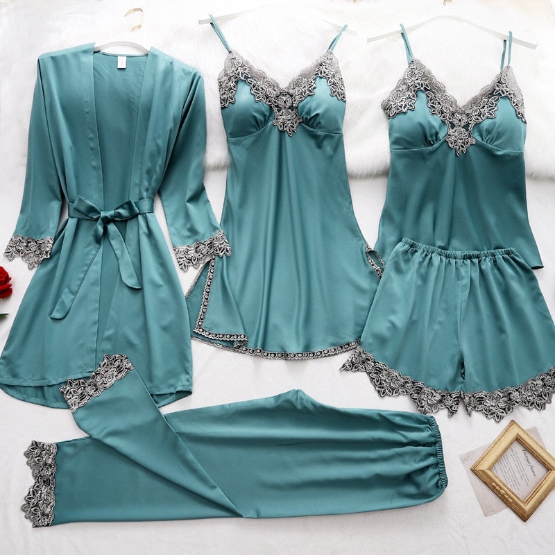 Zarte Seiden-Pyjama-Set