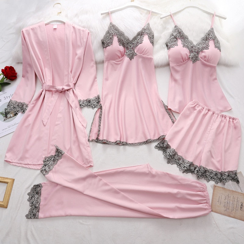 Zarte Seiden-Pyjama-Set