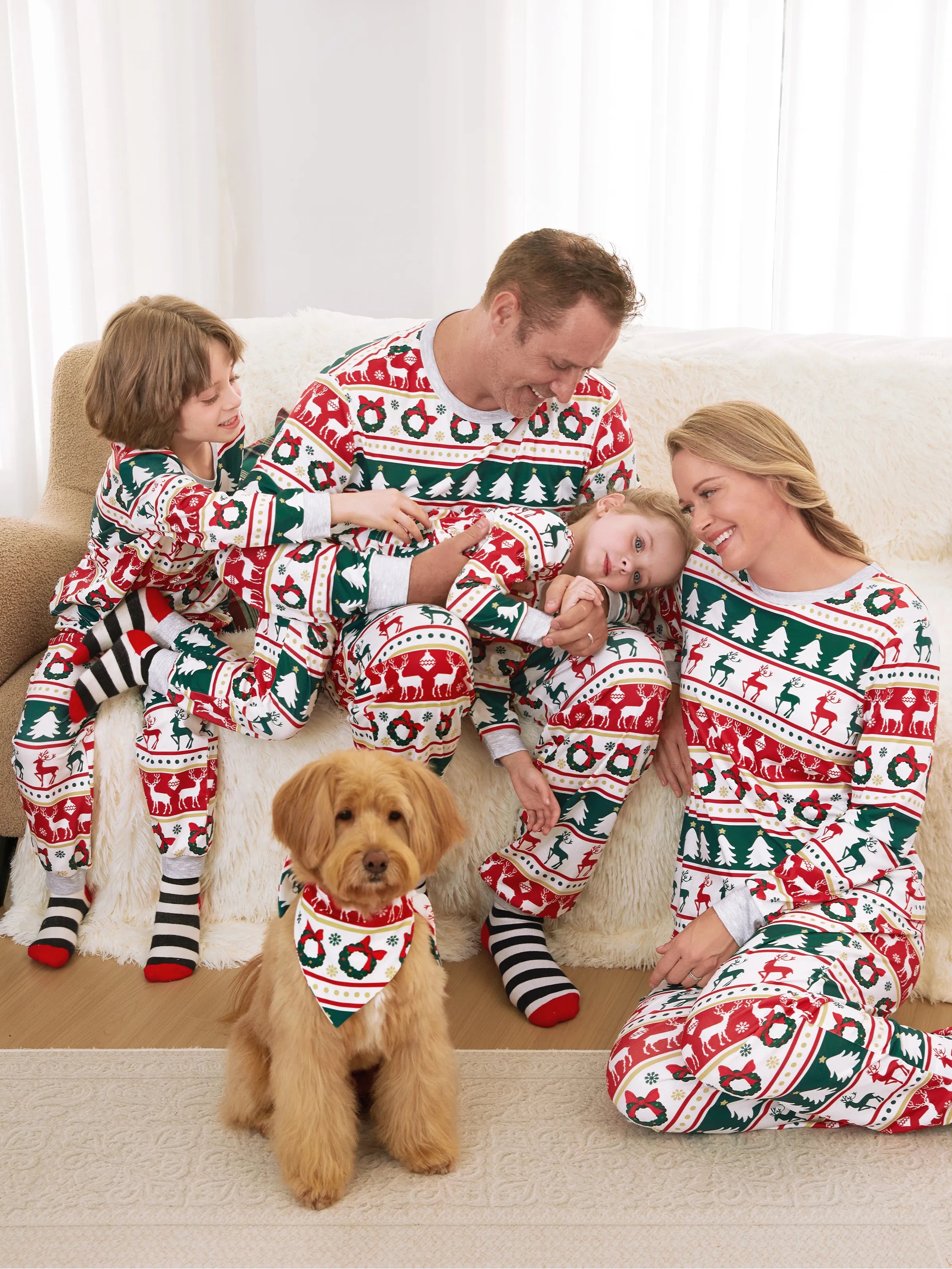 ReindeerJams | Familienpassende Weihnachts-Pyjamas mit Rentier- und Weihnachtsbaum-Muster und ColorBlock-Socken