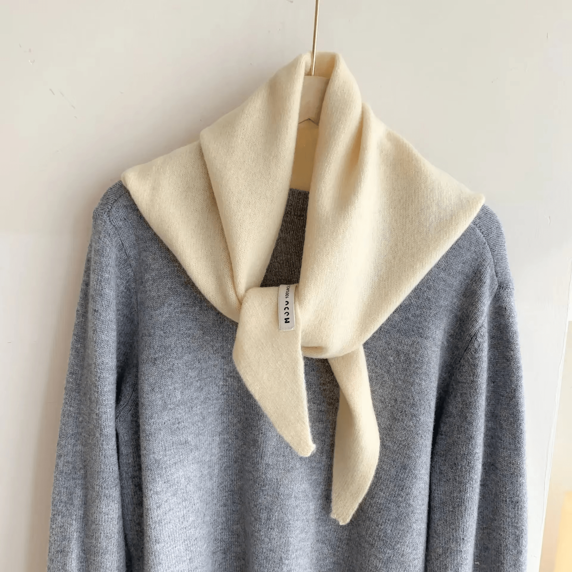 WolWeef Dreieckiger Strickschal – Weiche Wollmischung Schal für Wärme und Stil