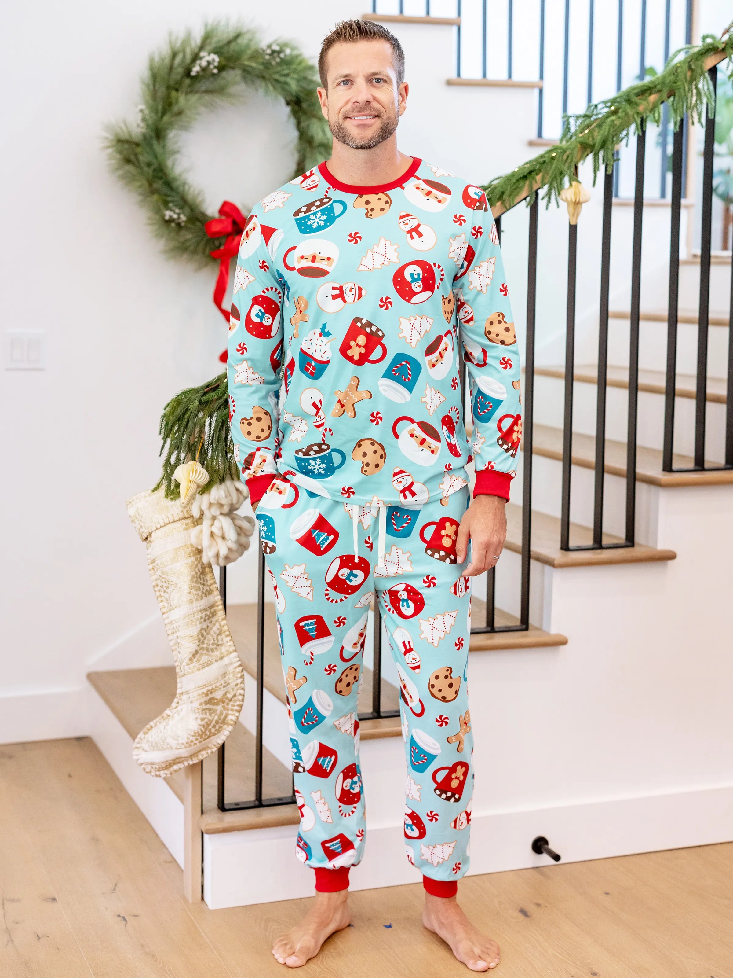 BlueGinger | Weihnachts Familien Pyjama Set Lebkuchenmuster Blau Rot mit Hellblauen Socken