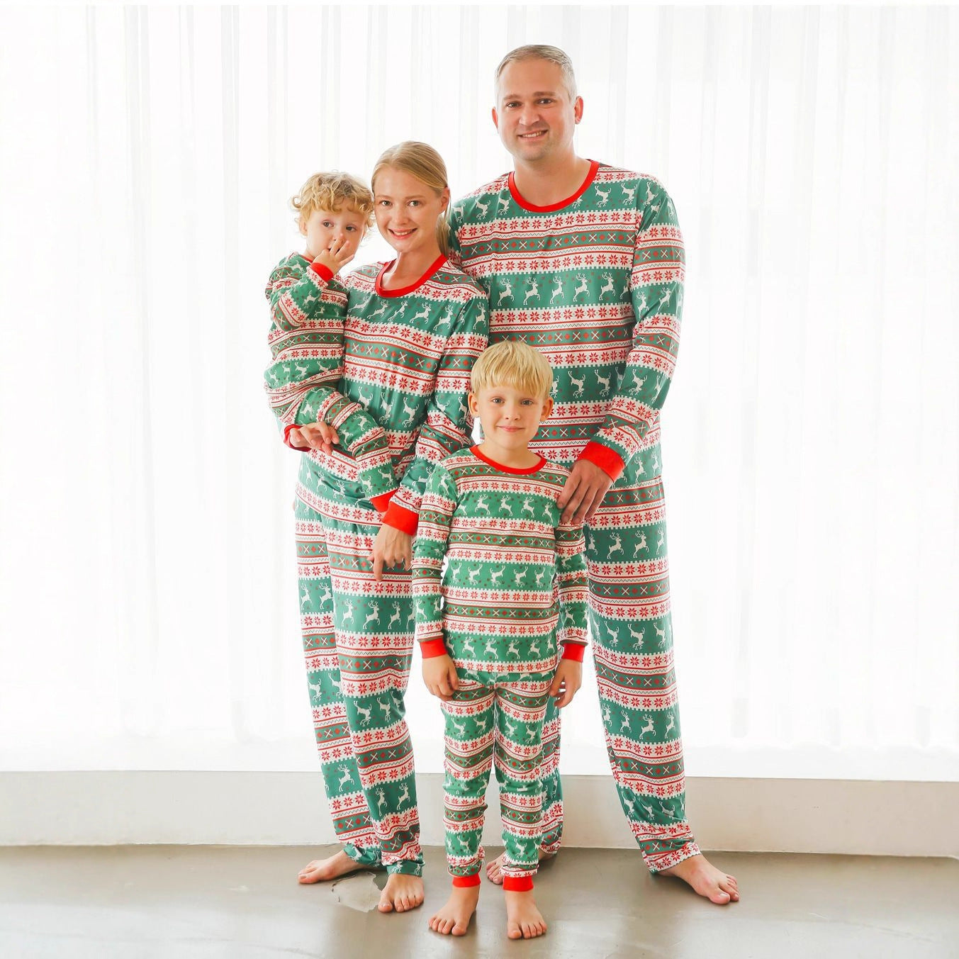 Rote und grüne Elch-Weihnachts-Pyjamas für die ganze Familie