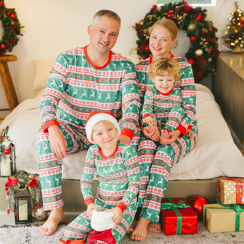 Rote und grüne Elch-Weihnachts-Pyjamas für die ganze Familie