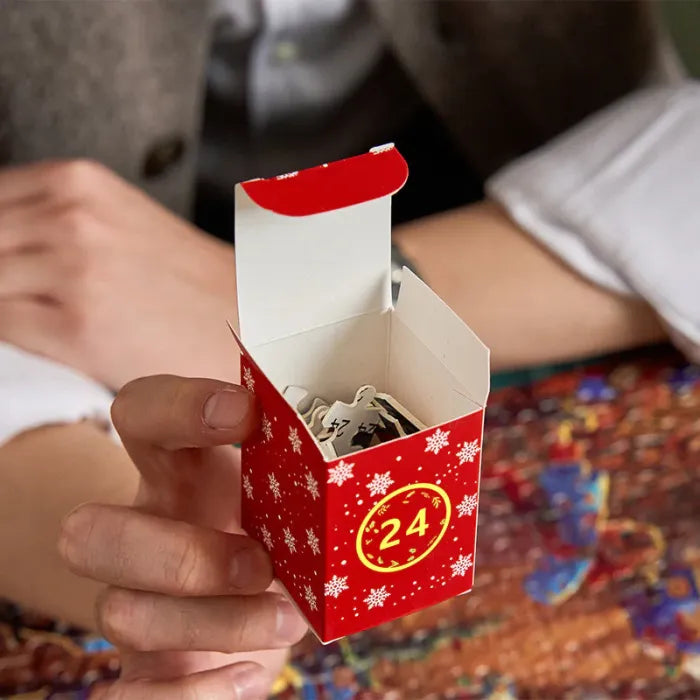 FamilieJoy Adventskalender 2025 | Erfüllte Überraschungen für alle mit Stitch, Fußball, Puzzles & Kristallen