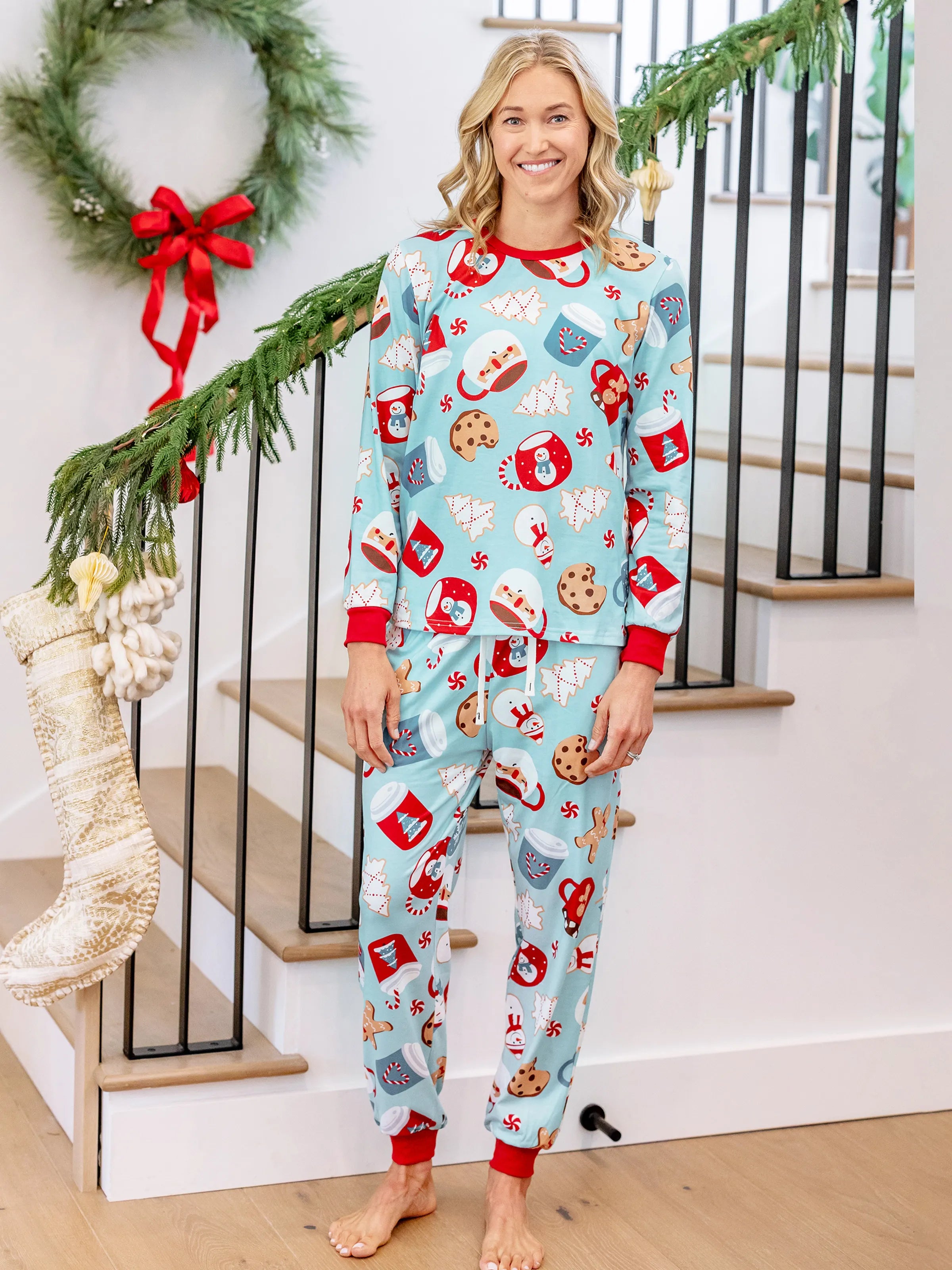 BlueGinger | Weihnachts Familien Pyjama Set Lebkuchenmuster Blau Rot mit Hellblauen Socken