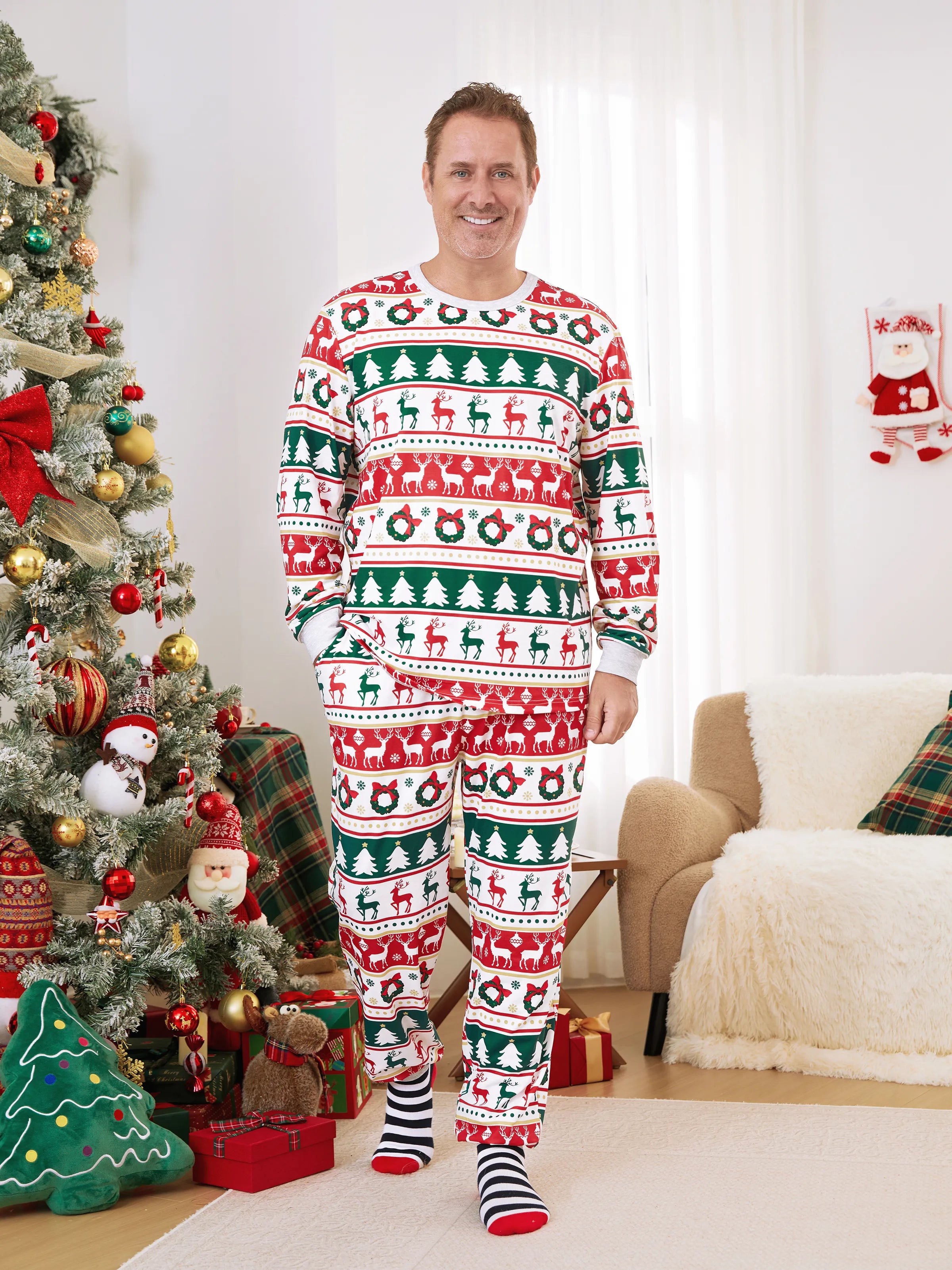 ReindeerJams | Familienpassende Weihnachts-Pyjamas mit Rentier- und Weihnachtsbaum-Muster und ColorBlock-Socken