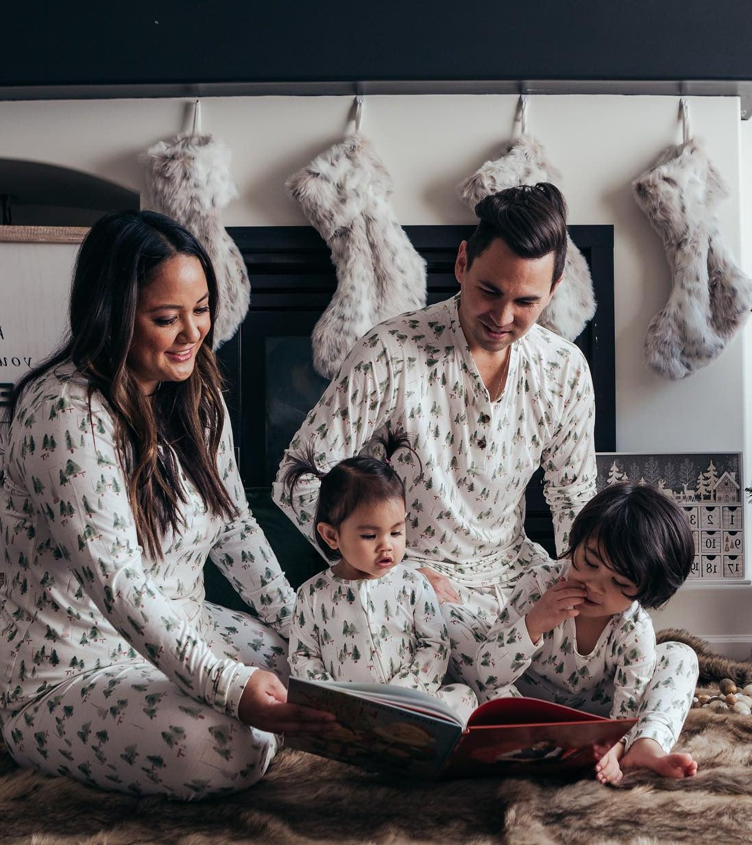Familienweihnachtspyjamas mit Weihnachtsbaum - Hundepyjama inklusive