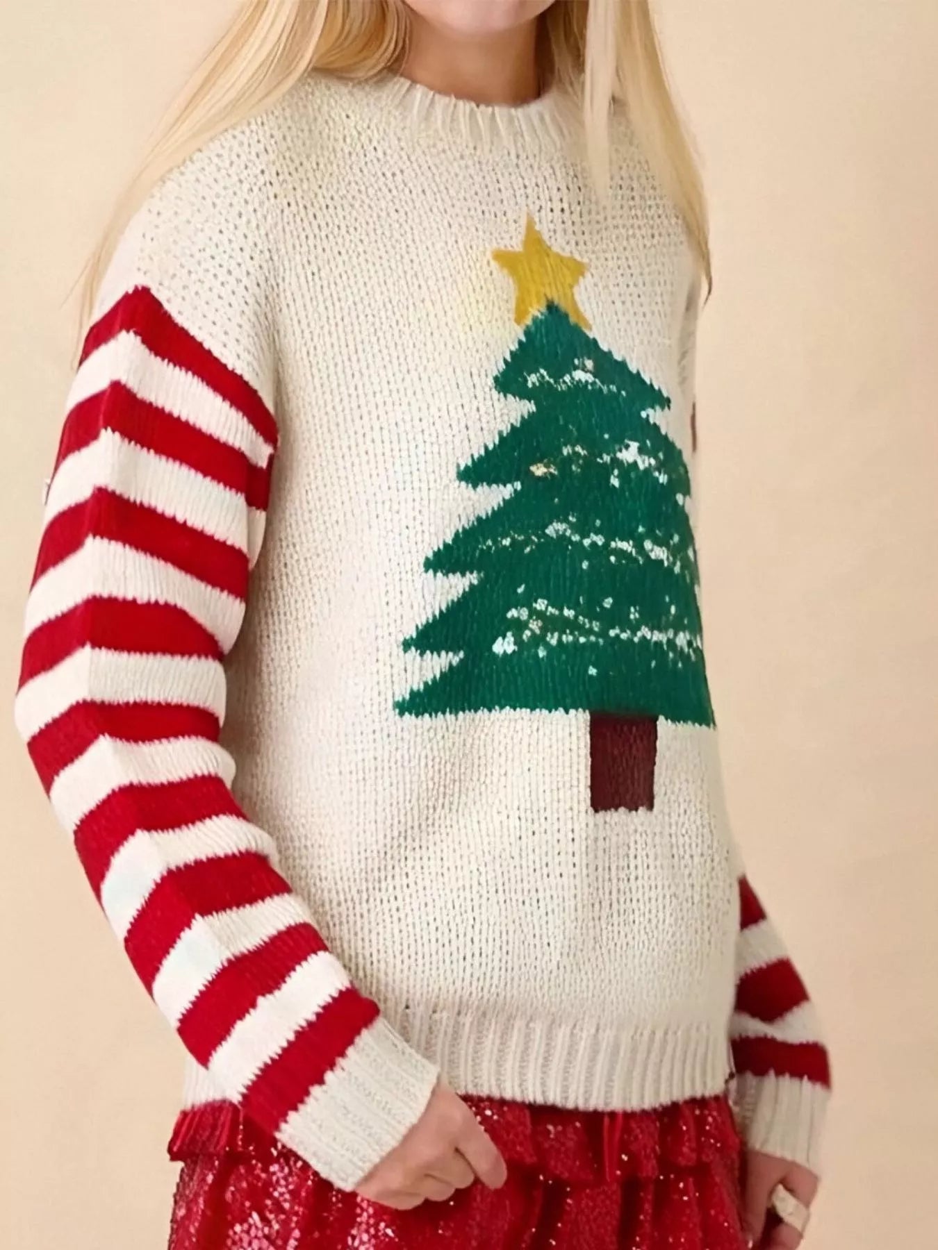 Weihnachtsbaum Rundhals Pullover – Elfenbein mit Rot gestreiften Ärmeln