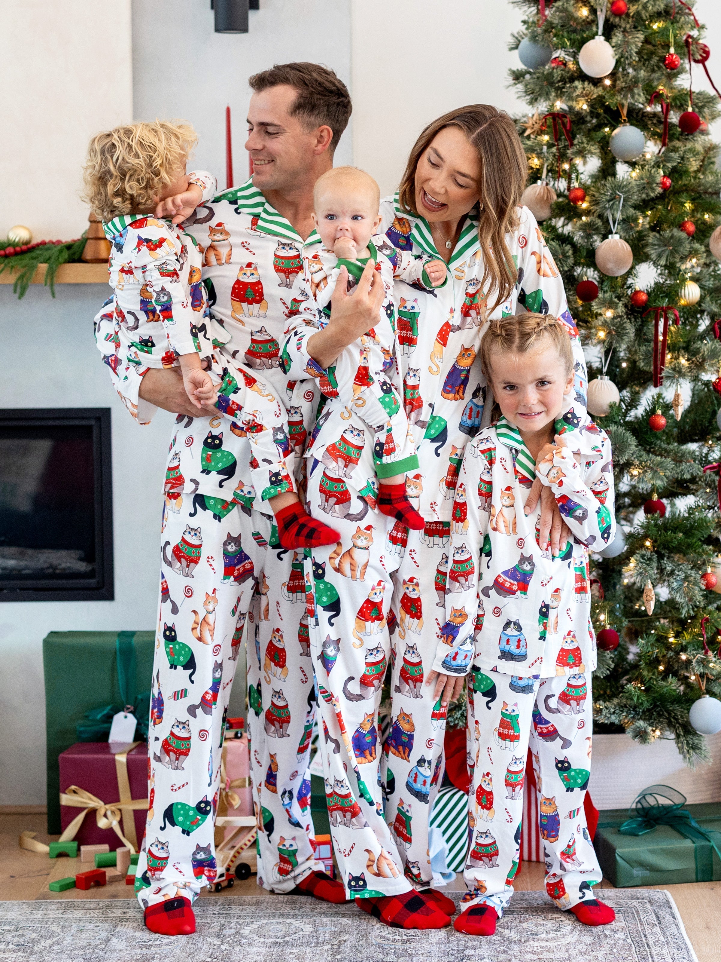 MeowJams | Weihnachts Familien Pyjama Set Katzenprint mit Passenden Socken Multicolor