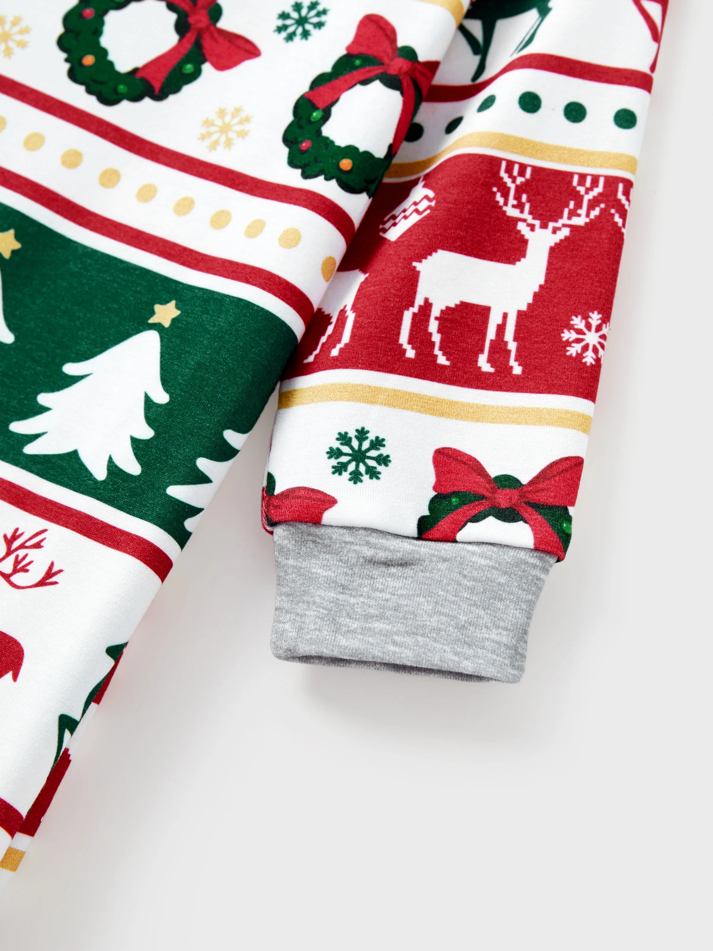 ReindeerJams | Familienpassende Weihnachts-Pyjamas mit Rentier- und Weihnachtsbaum-Muster und ColorBlock-Socken