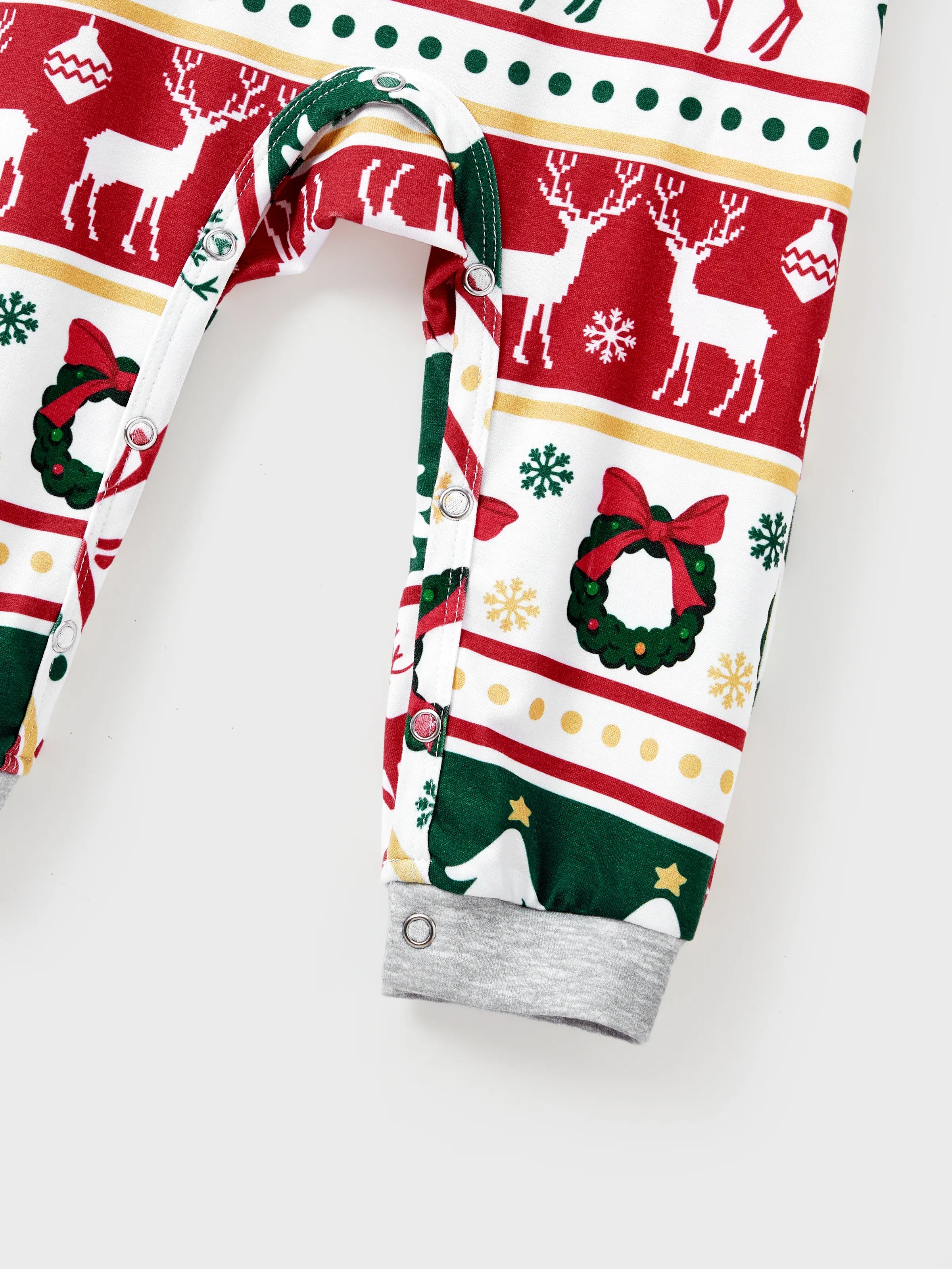 ReindeerJams | Familienpassende Weihnachts-Pyjamas mit Rentier- und Weihnachtsbaum-Muster und ColorBlock-Socken