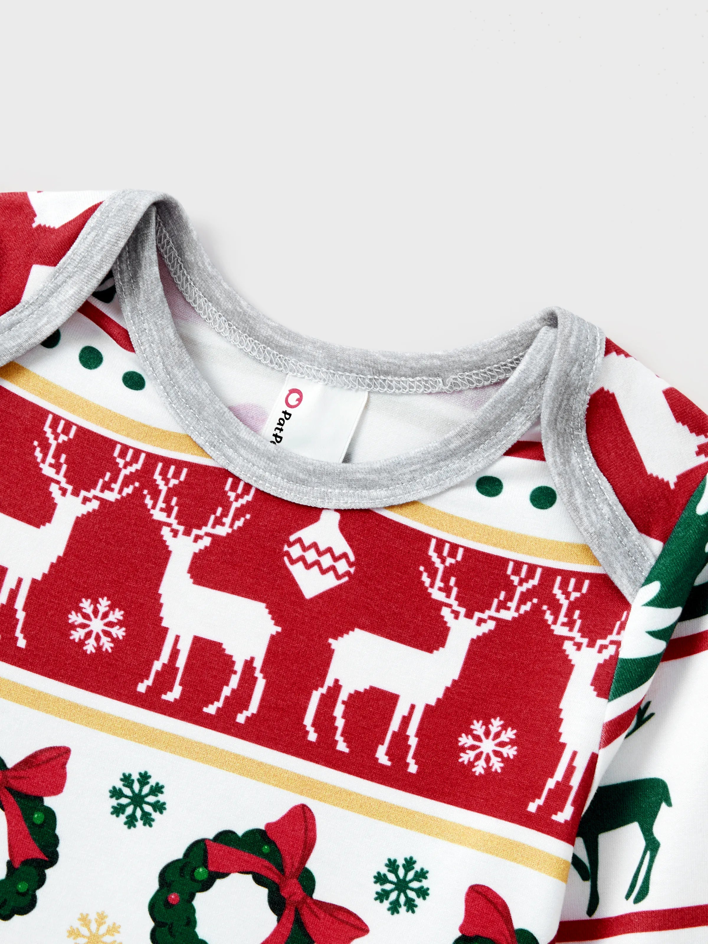 ReindeerJams | Familienpassende Weihnachts-Pyjamas mit Rentier- und Weihnachtsbaum-Muster und ColorBlock-Socken