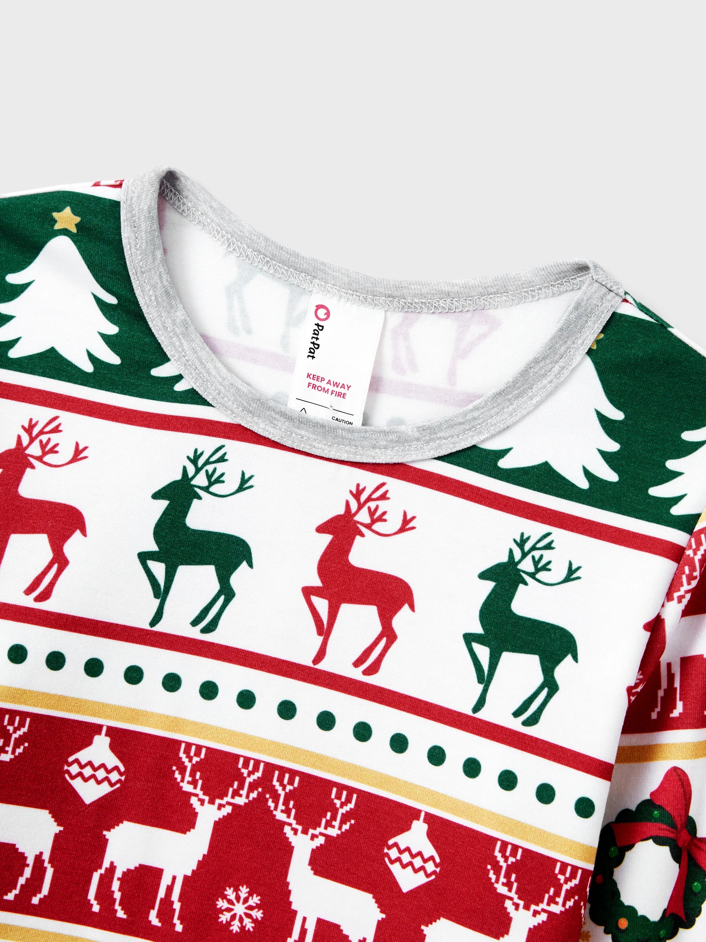 ReindeerJams | Familienpassende Weihnachts-Pyjamas mit Rentier- und Weihnachtsbaum-Muster und ColorBlock-Socken