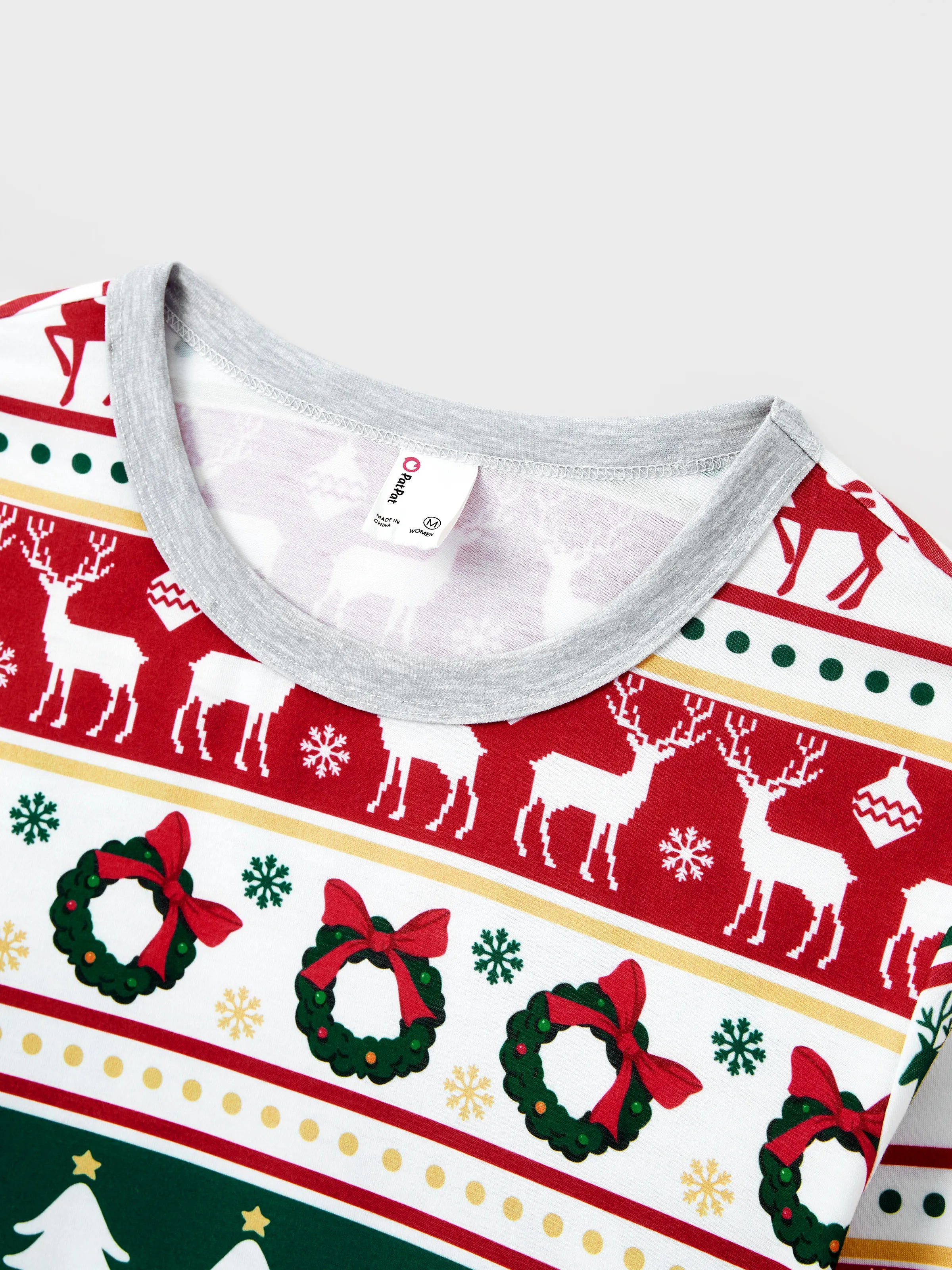 ReindeerJams | Familienpassende Weihnachts-Pyjamas mit Rentier- und Weihnachtsbaum-Muster und ColorBlock-Socken