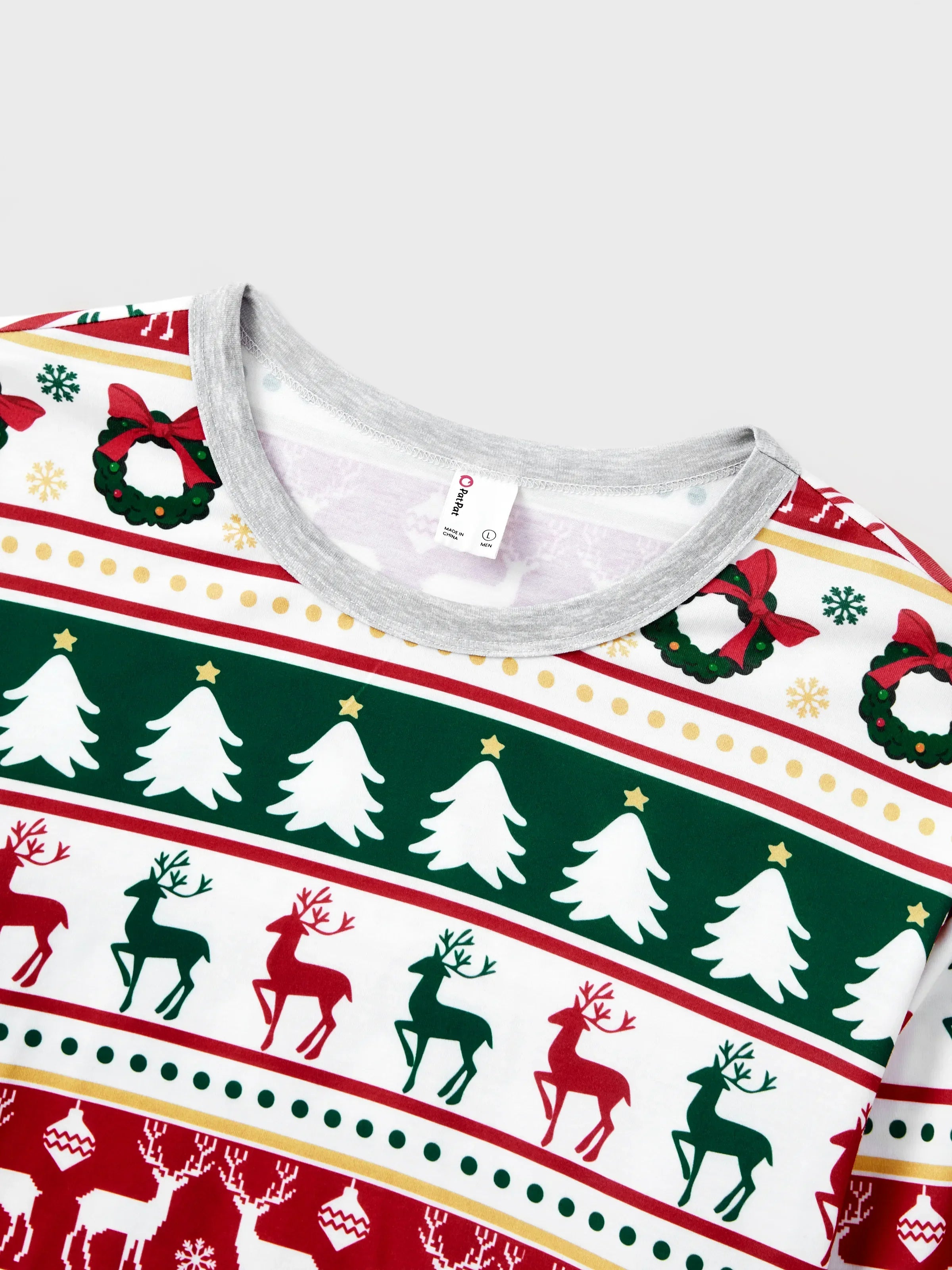 ReindeerJams | Familienpassende Weihnachts-Pyjamas mit Rentier- und Weihnachtsbaum-Muster und ColorBlock-Socken