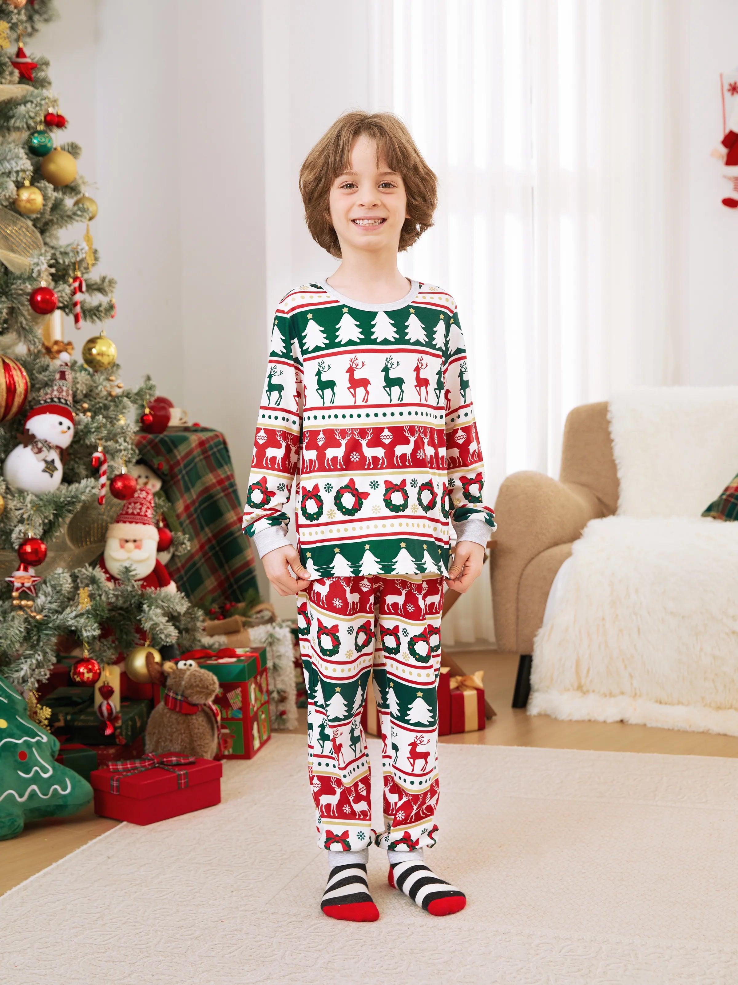 ReindeerJams | Familienpassende Weihnachts-Pyjamas mit Rentier- und Weihnachtsbaum-Muster und ColorBlock-Socken