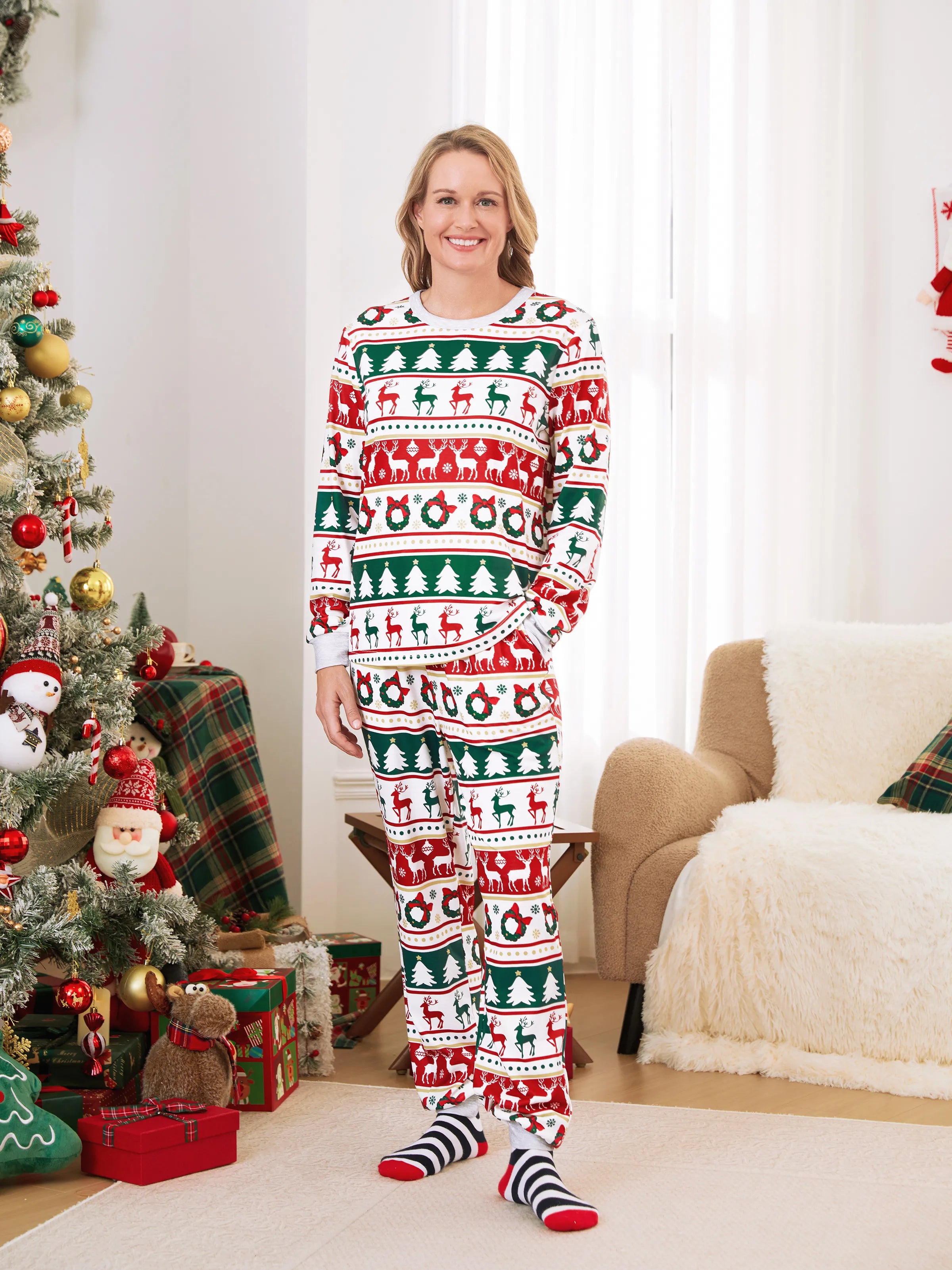 ReindeerJams | Familienpassende Weihnachts-Pyjamas mit Rentier- und Weihnachtsbaum-Muster und ColorBlock-Socken