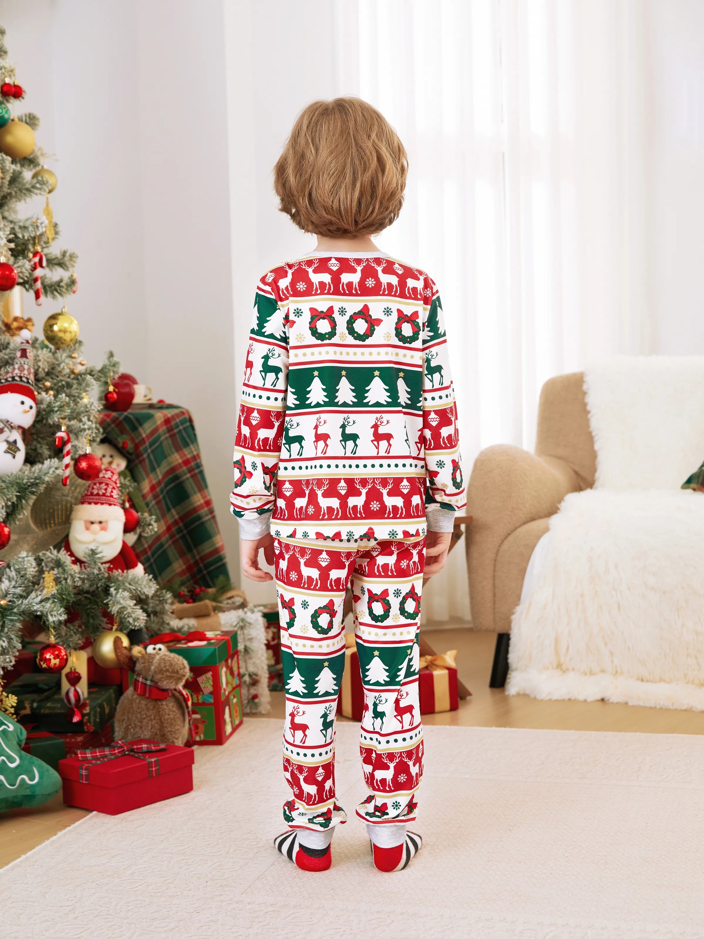 ReindeerJams | Familienpassende Weihnachts-Pyjamas mit Rentier- und Weihnachtsbaum-Muster und ColorBlock-Socken