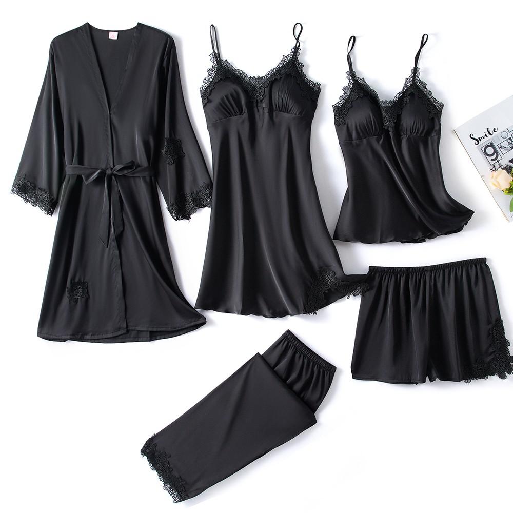 Zarte Seiden-Pyjama-Set