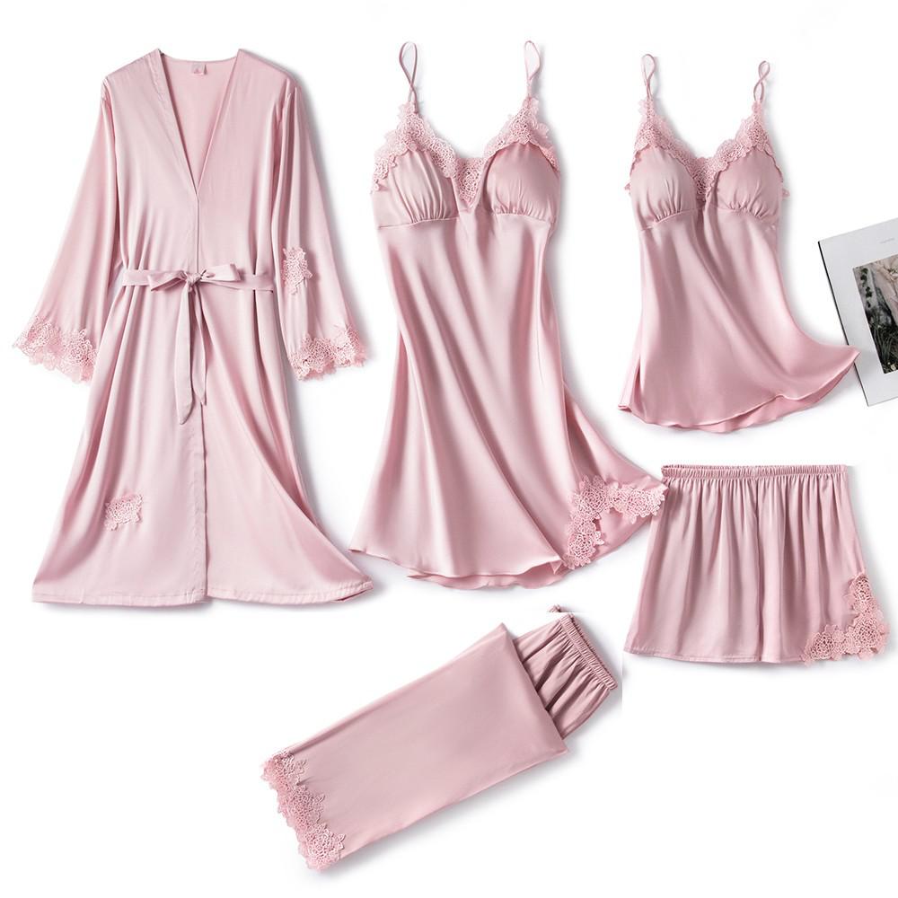 Zarte Seiden-Pyjama-Set