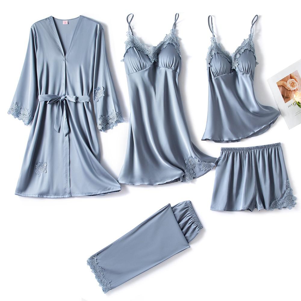 Zarte Seiden-Pyjama-Set