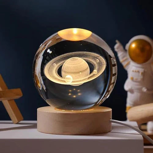 AstroGlobe 3D Lampe – Kugelförmige Holz-Tischlampe mit Warm-LED-Licht und Planeten-Design