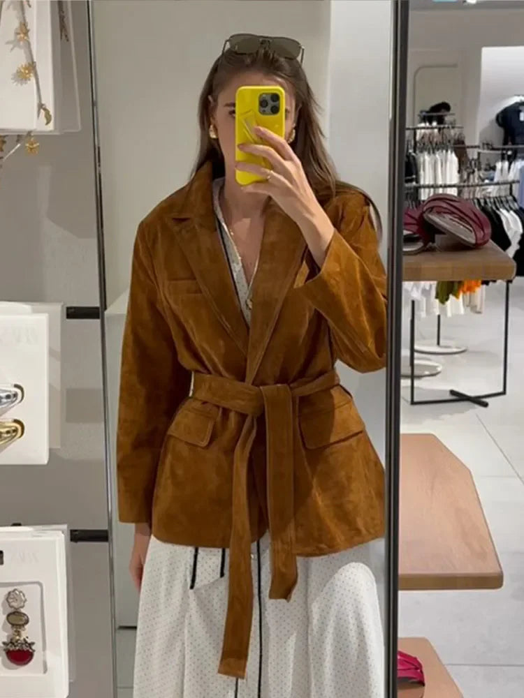 HerbstEleganz Damen Wildlederjacke – Beschichtetes Modell mit Gürtel und Taschen