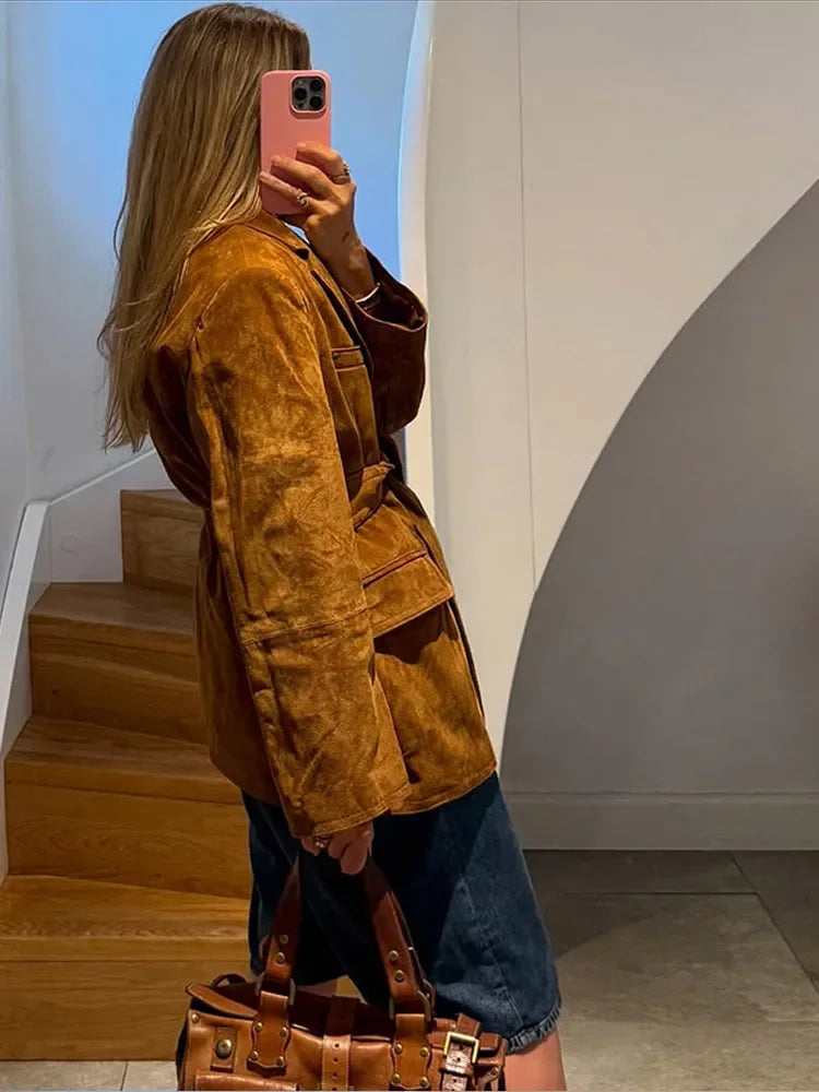 HerbstEleganz Damen Wildlederjacke – Beschichtetes Modell mit Gürtel und Taschen