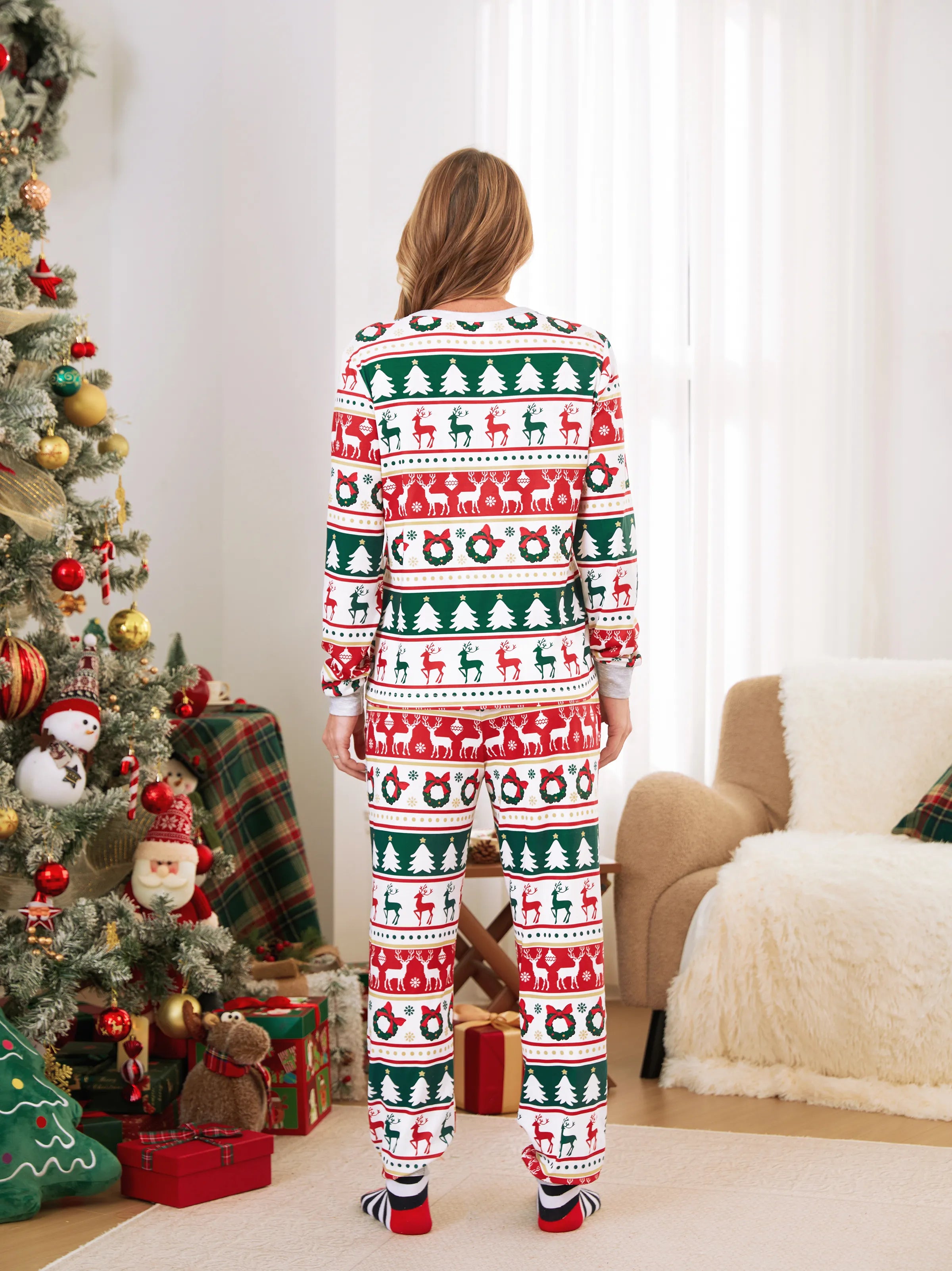 ReindeerJams | Familienpassende Weihnachts-Pyjamas mit Rentier- und Weihnachtsbaum-Muster und ColorBlock-Socken
