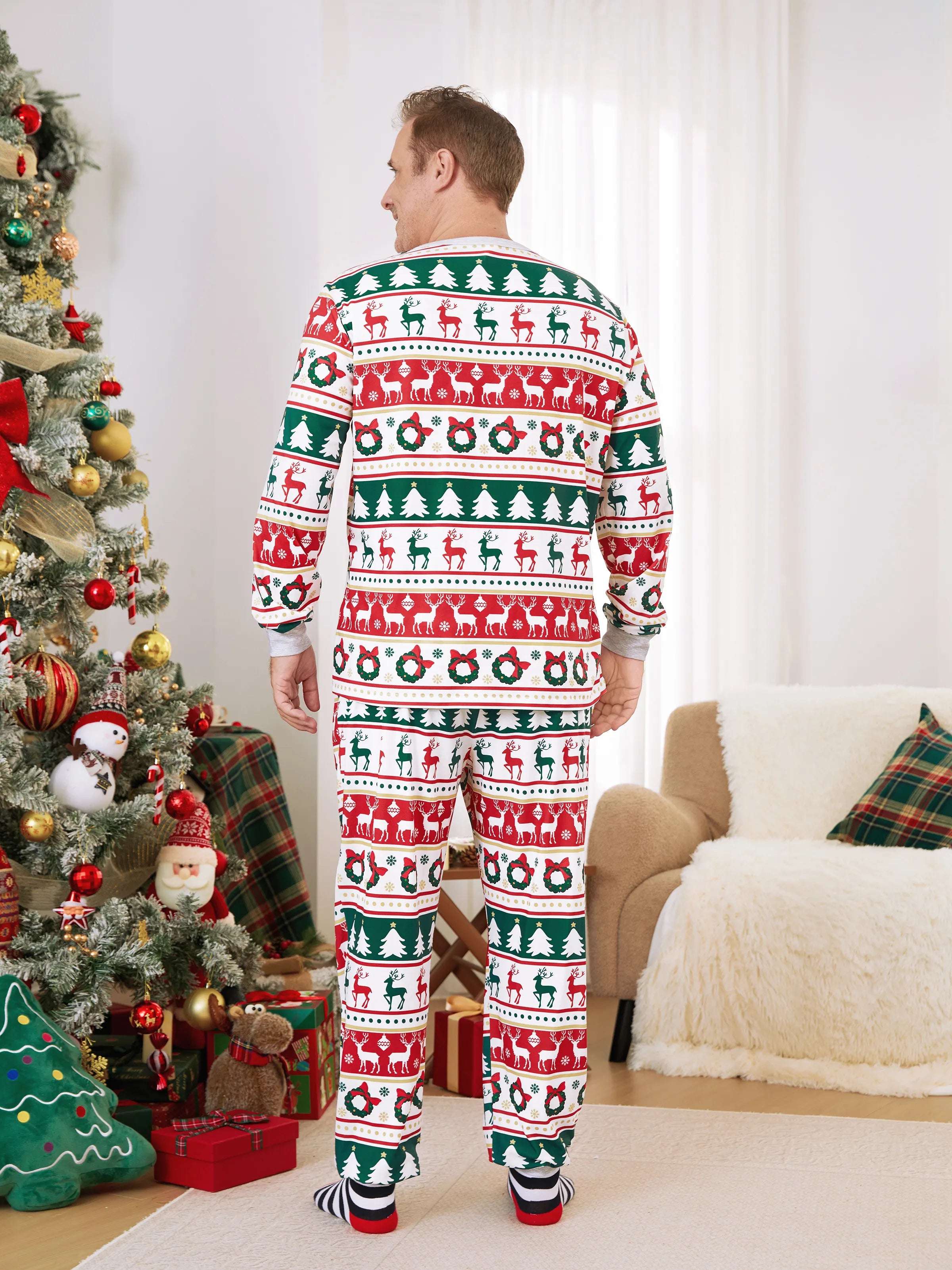ReindeerJams | Familienpassende Weihnachts-Pyjamas mit Rentier- und Weihnachtsbaum-Muster und ColorBlock-Socken