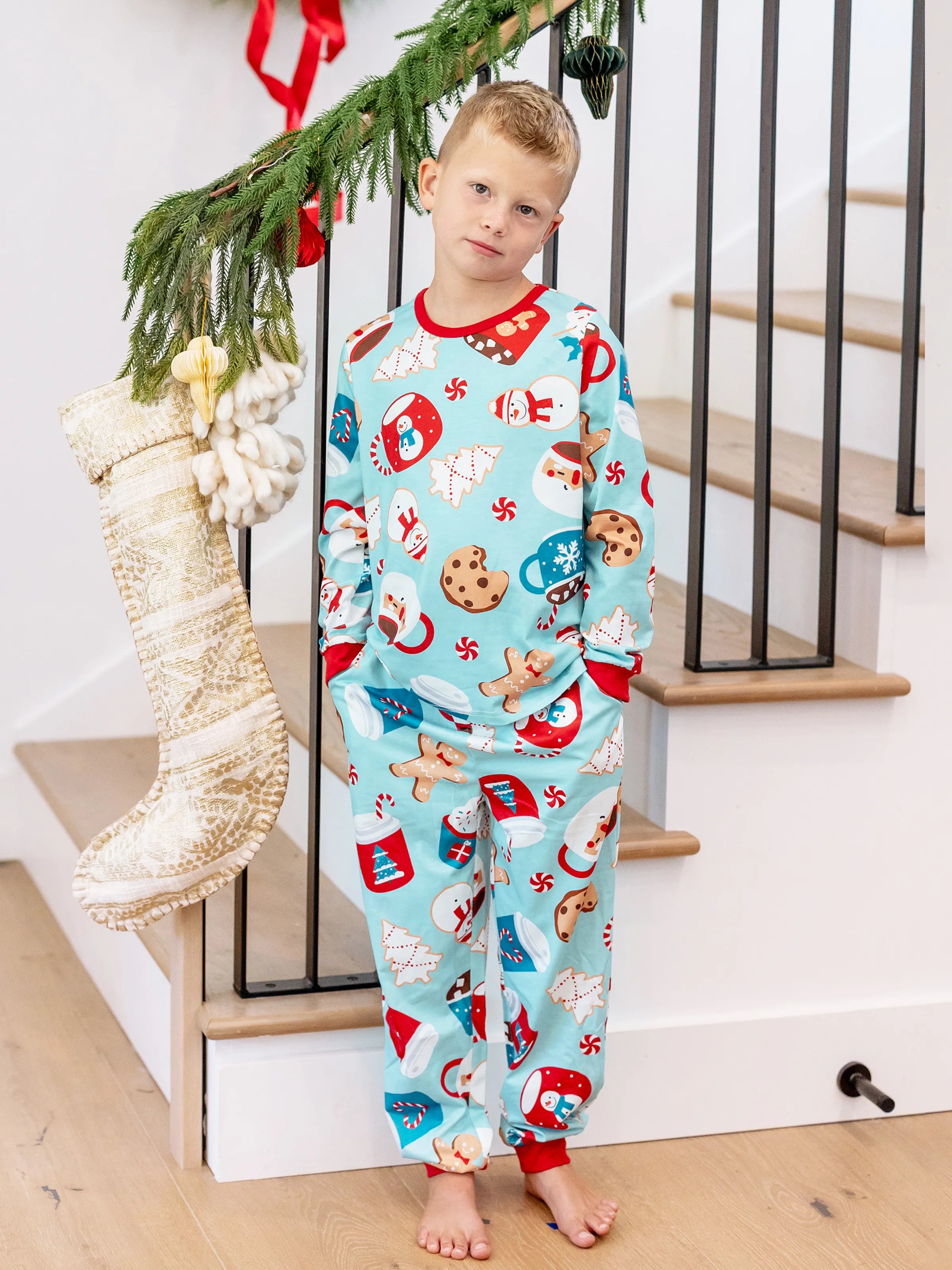 BlueGinger | Weihnachts Familien Pyjama Set Lebkuchenmuster Blau Rot mit Hellblauen Socken