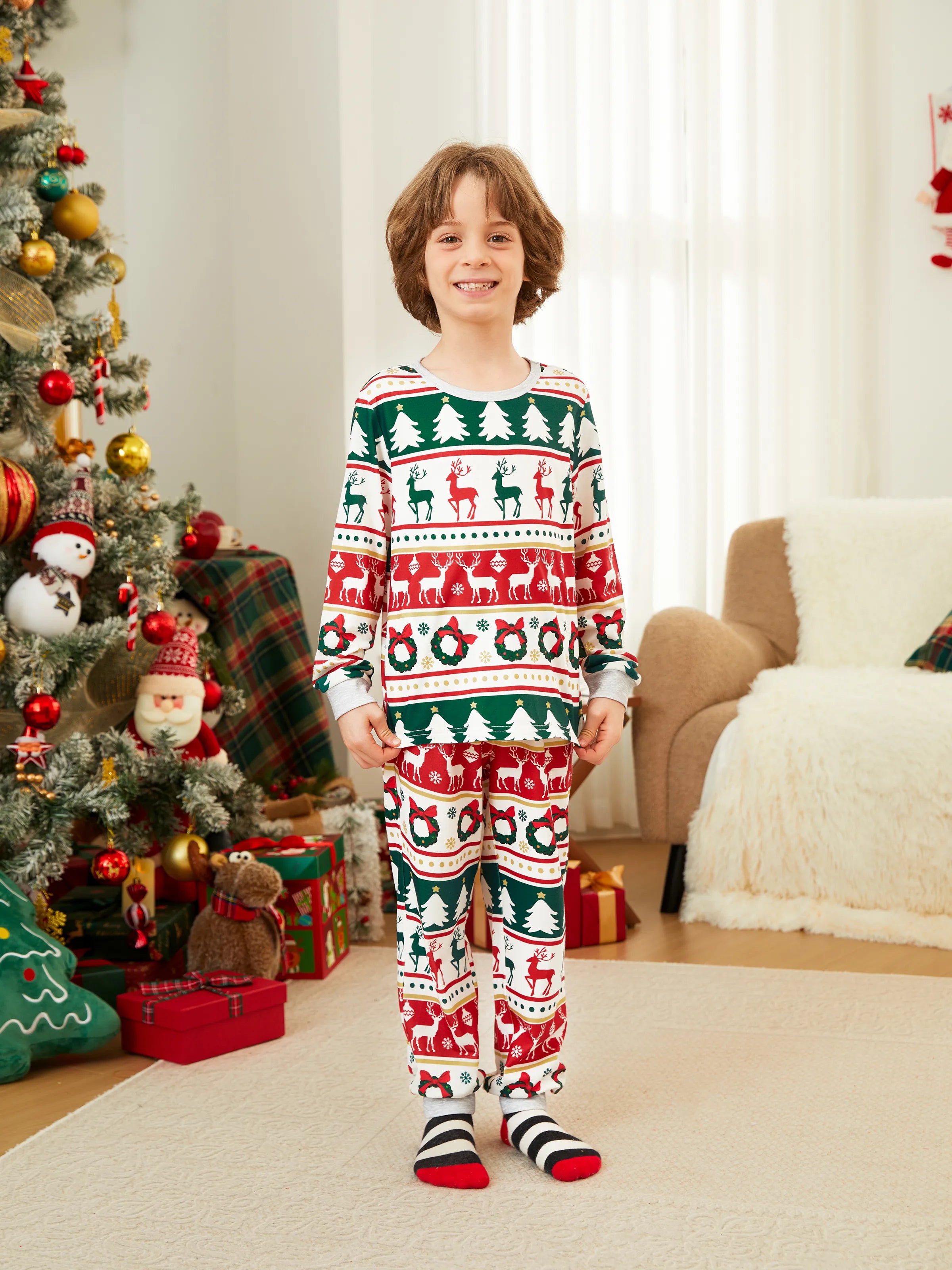 ReindeerJams | Familienpassende Weihnachts-Pyjamas mit Rentier- und Weihnachtsbaum-Muster und ColorBlock-Socken