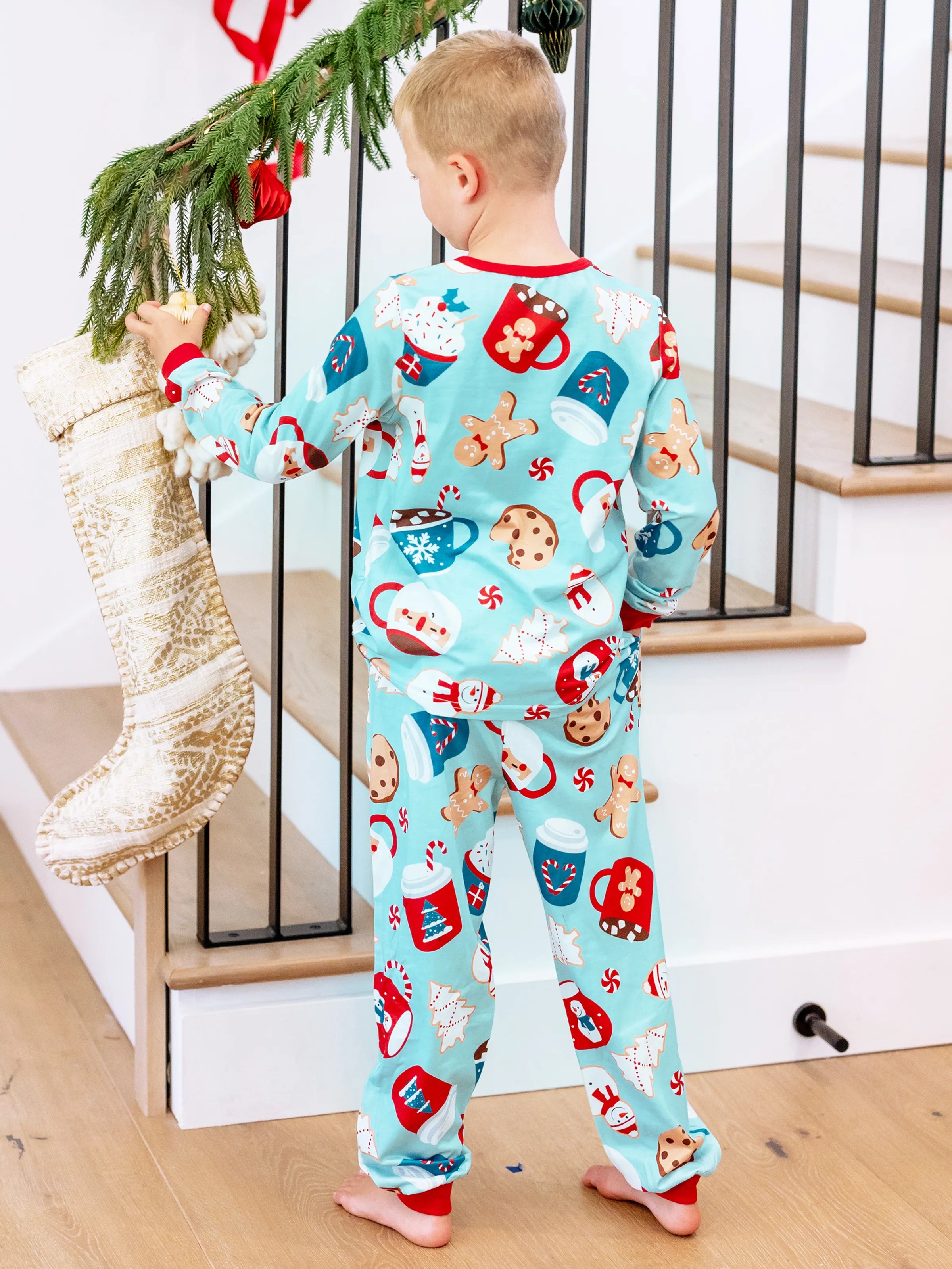 BlueGinger | Weihnachts Familien Pyjama Set Lebkuchenmuster Blau Rot mit Hellblauen Socken
