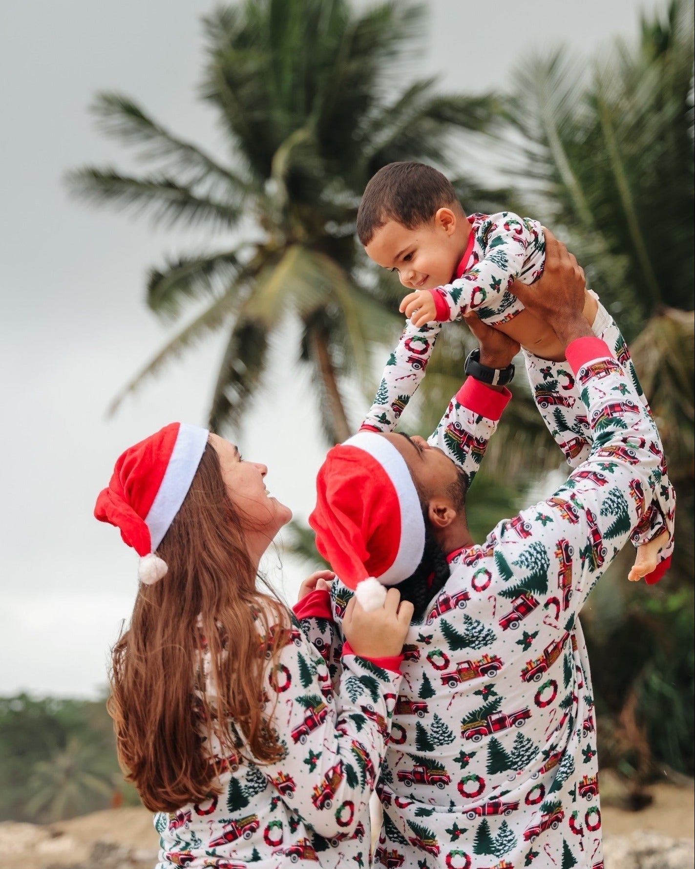Weihnachtsbaum-Lkw passende Familien-Weihnachtspajamas