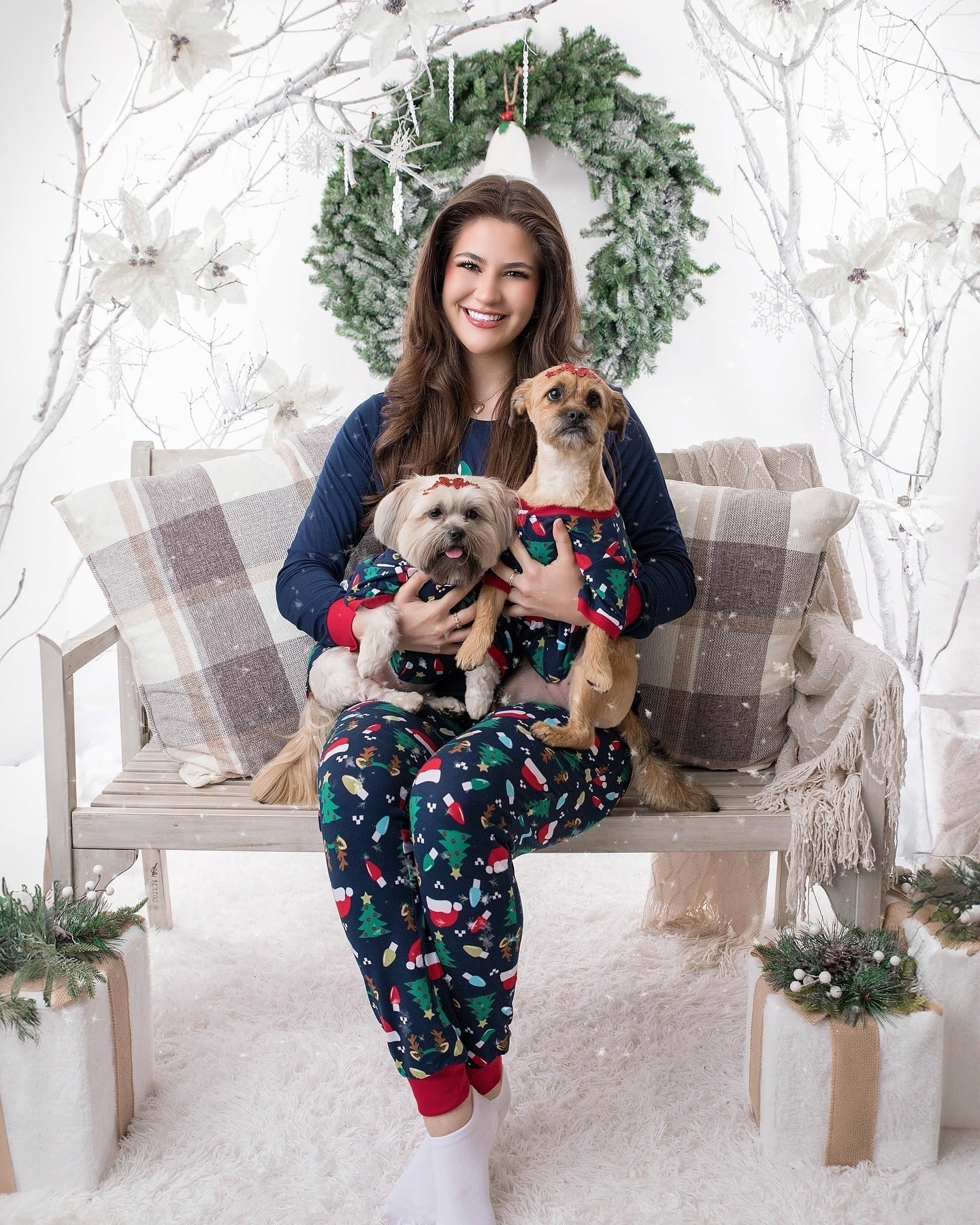 Blaues Weihnachtsmann-Hut passende Familien-Weihnachtspyjamas-Hundepyjamas enthalten