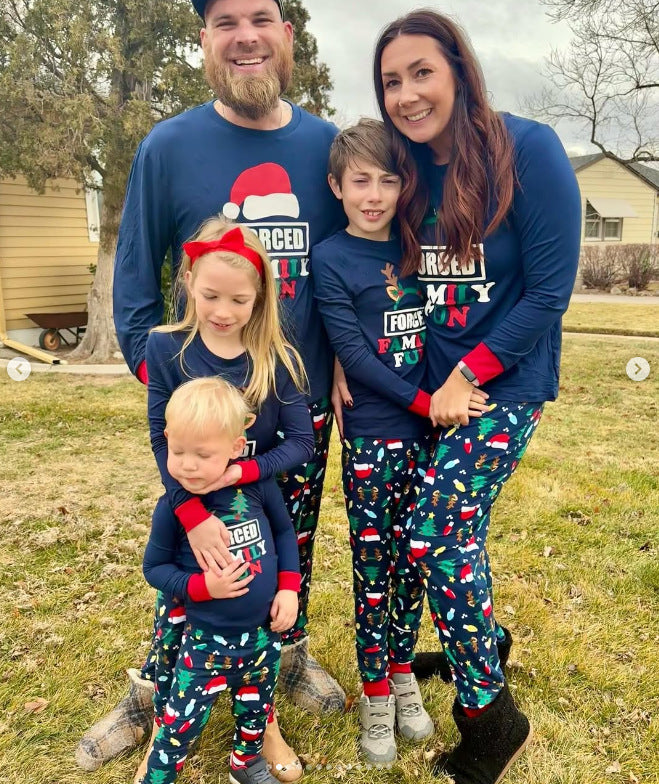 Blaues Weihnachtsmann-Hut passende Familien-Weihnachtspyjamas-Hundepyjamas enthalten