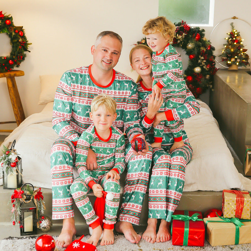Rote und grüne Elch-Weihnachts-Pyjamas für die ganze Familie